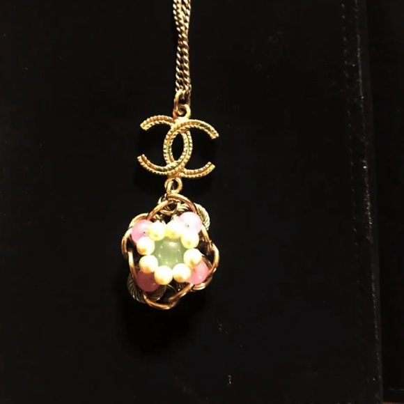 ❤️❤️SOLD❤️❤️Chanel Pearls Flower Necklace - Picture 3 of 7